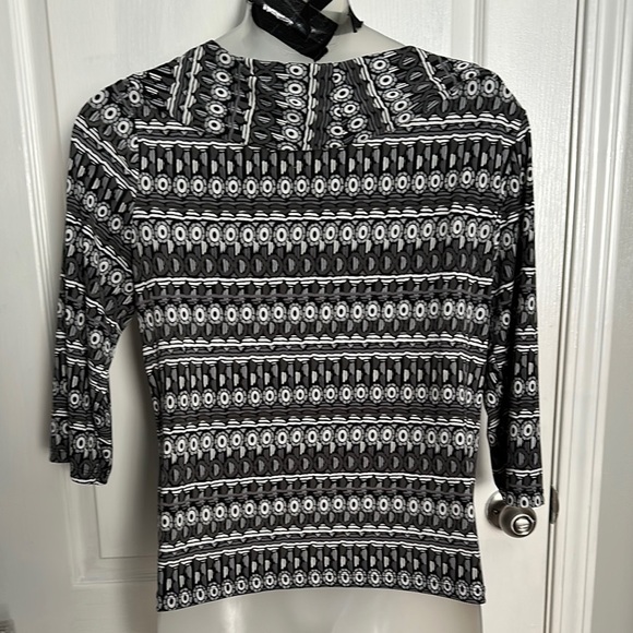 Stylish Black and White Patterned Women's Top - Picture 3 of 5